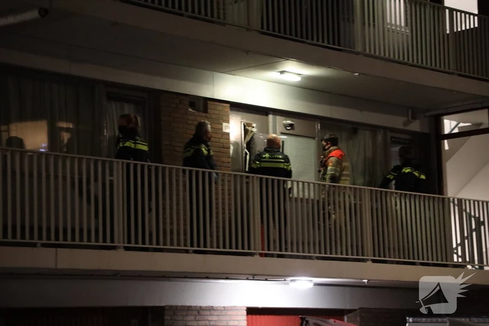 Politie houdt man met verward gedrag aan in flatwoning