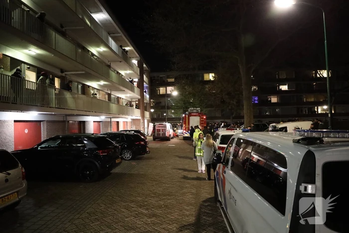 Politie houdt man met verward gedrag aan in flatwoning