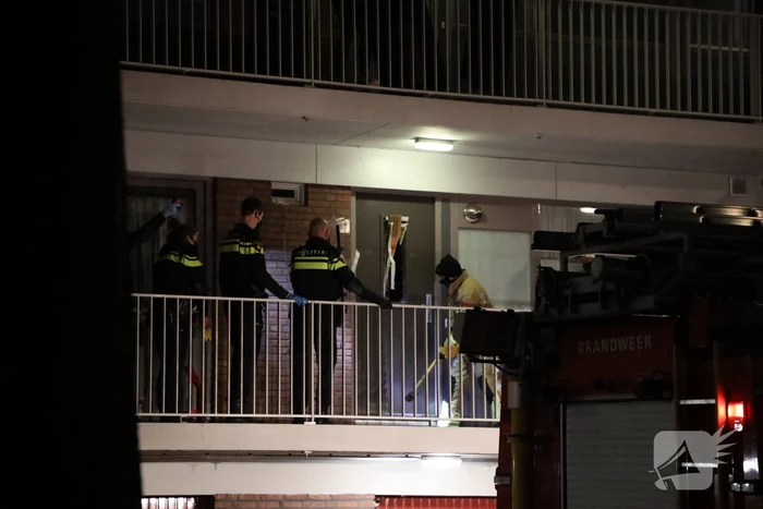 Politie houdt man met verward gedrag aan in flatwoning