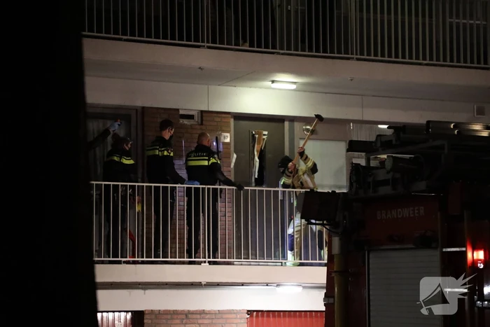 Politie houdt man met verward gedrag aan in flatwoning