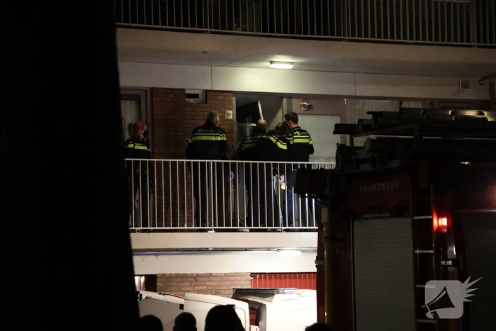 Politie houdt man met verward gedrag aan in flatwoning