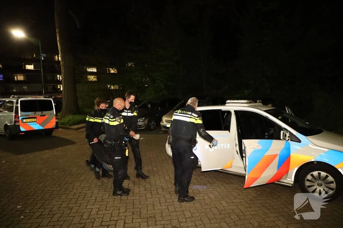 Politie houdt man met verward gedrag aan in flatwoning