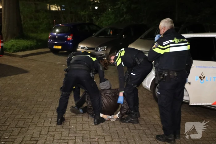 Politie houdt man met verward gedrag aan in flatwoning