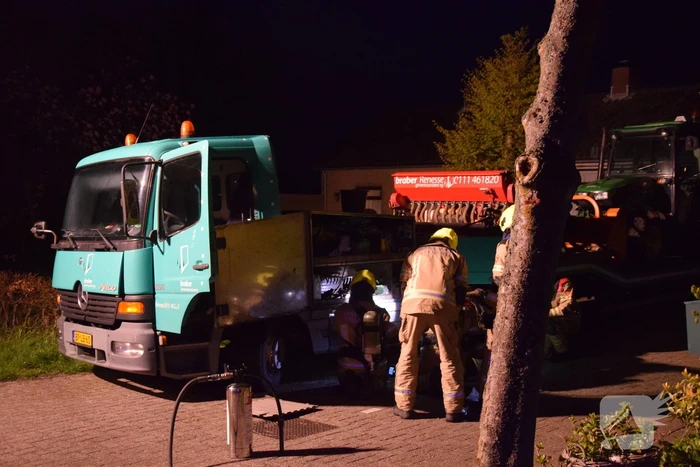 Vrachtwagen vliegt in brand