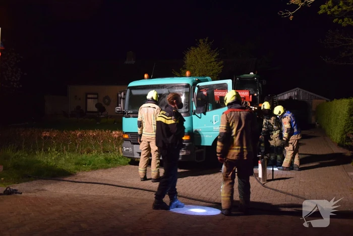 Vrachtwagen vliegt in brand