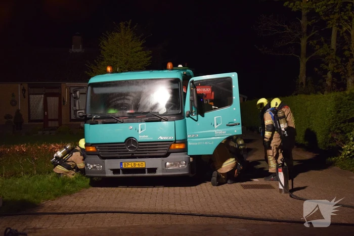 Vrachtwagen vliegt in brand