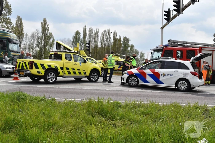 Automobilist botst achter op motorfiets knooppunt Hooipolder