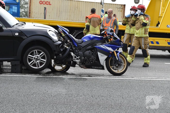 Automobilist botst achter op motorfiets knooppunt Hooipolder