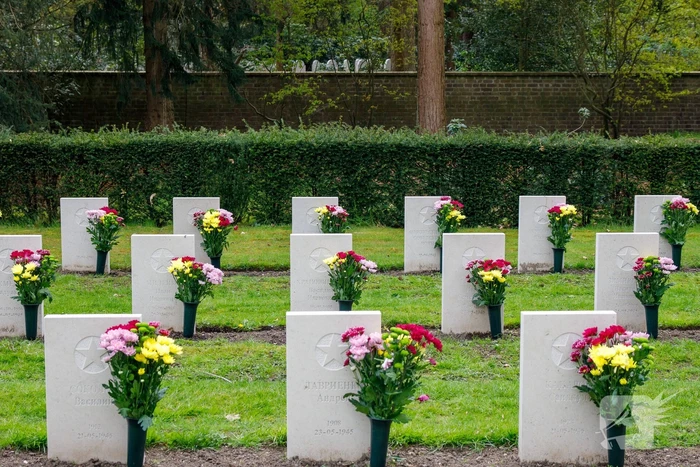 Bloemlegging Sovjet Ereveld