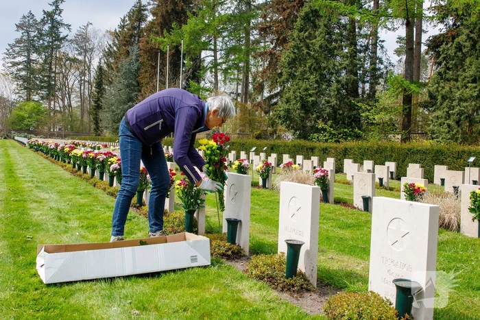 Bloemlegging Sovjet Ereveld