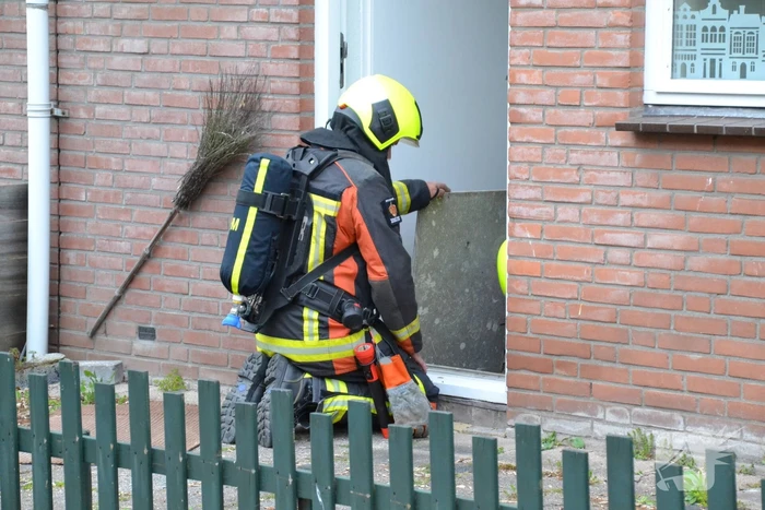 Brandweer verricht metingen door vermoedelijke gaslucht