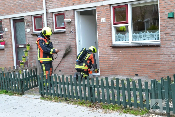 Brandweer verricht metingen door vermoedelijke gaslucht
