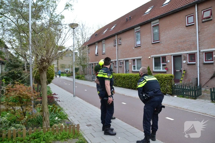 Brandweer verricht metingen door vermoedelijke gaslucht