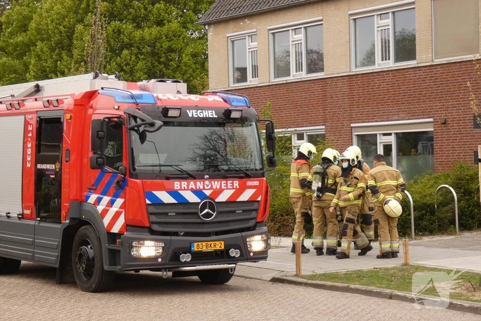 Brandweer ventileert woning door rookontwikkeling