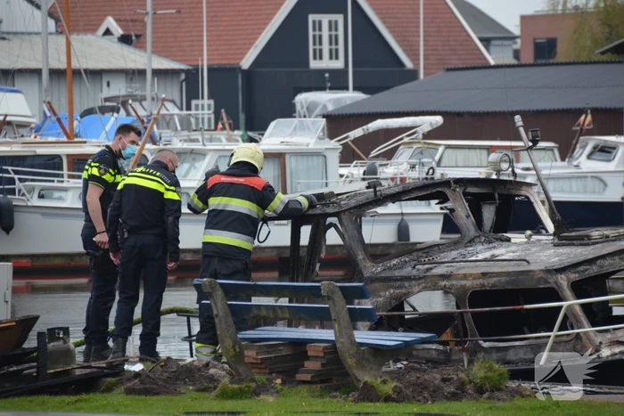 Bewoners van boot gewond door explosie