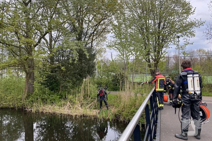 Brandweer duikt in het water gevallen telefoon op