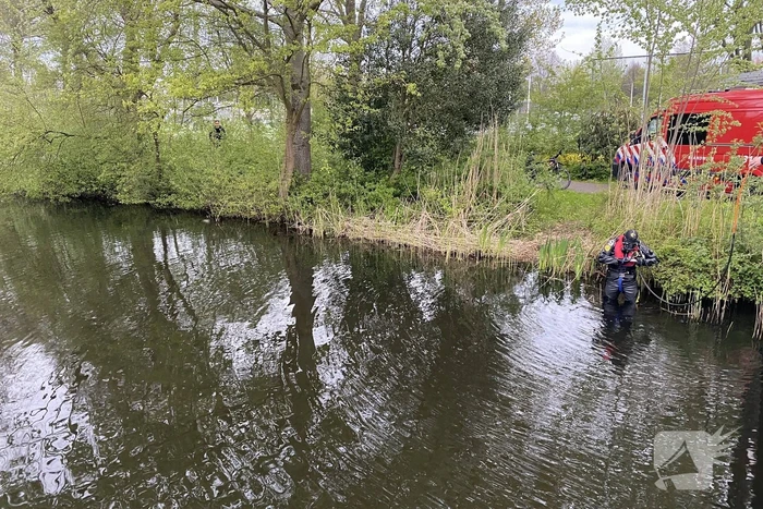 Brandweer duikt in het water gevallen telefoon op