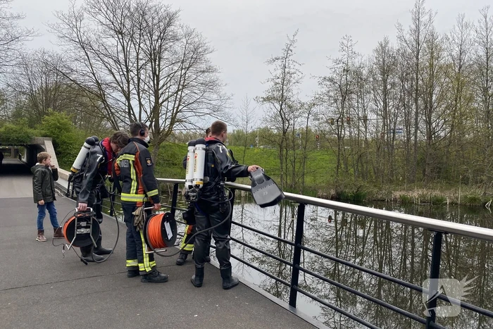 Brandweer duikt in het water gevallen telefoon op