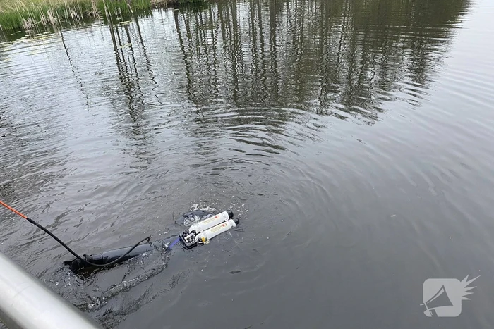 Brandweer duikt in het water gevallen telefoon op