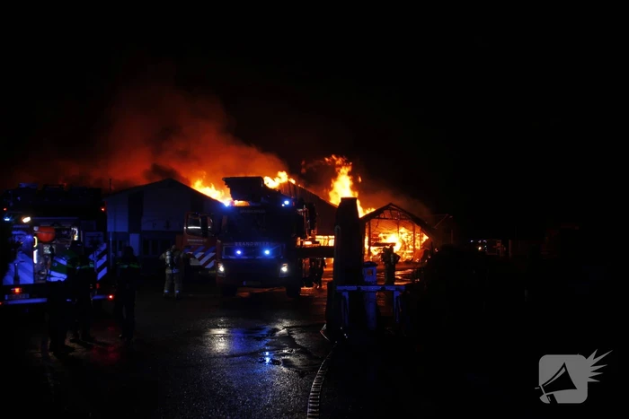 Brandweer bestrijdt grote uitslaande brand in twee loodsen
