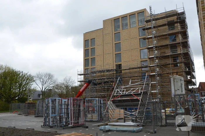 Hoge steiger kantelt door windhoos