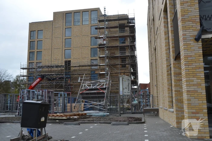 Hoge steiger kantelt door windhoos