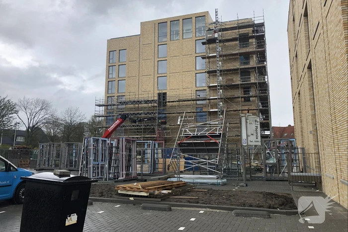 Hoge steiger kantelt door windhoos