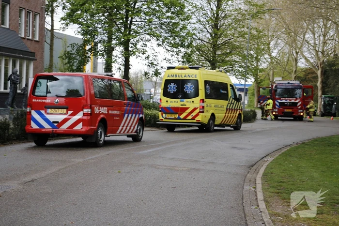 Persoon vast op dak van bedrijfspand