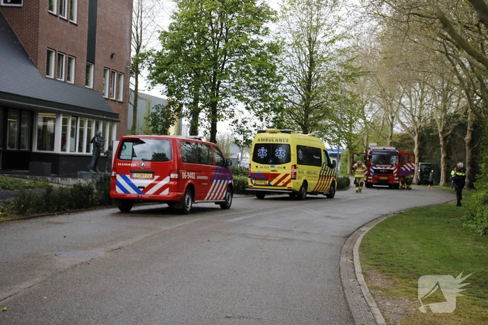 Persoon vast op dak van bedrijfspand