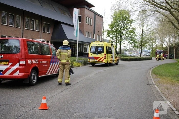Persoon vast op dak van bedrijfspand