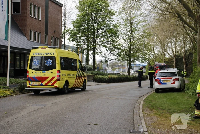 Persoon vast op dak van bedrijfspand