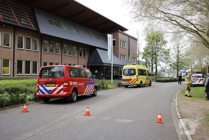Persoon vast op dak van bedrijfspand