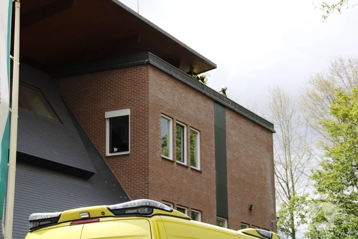 Persoon vast op dak van bedrijfspand