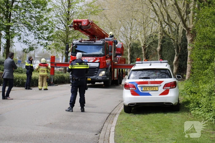 Persoon vast op dak van bedrijfspand