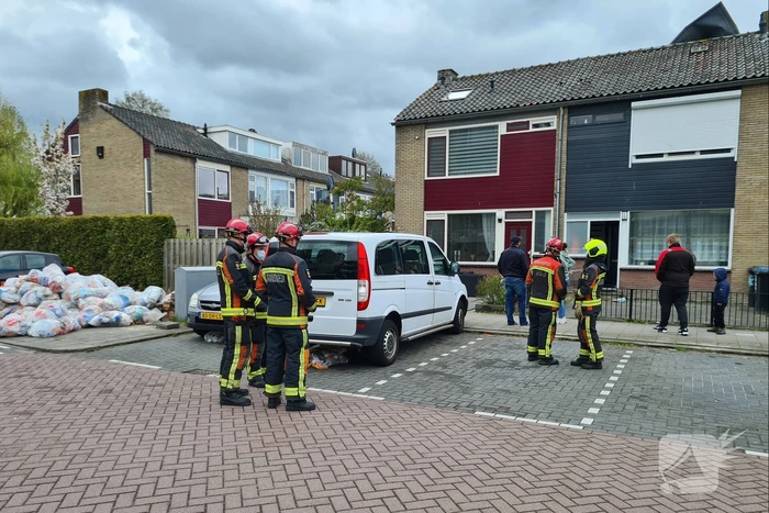 Dakbedekking waait van dakkapel van woning