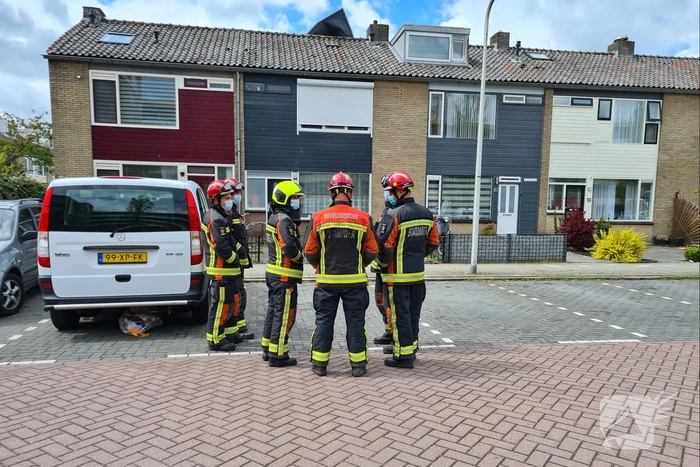 Dakbedekking waait van dakkapel van woning