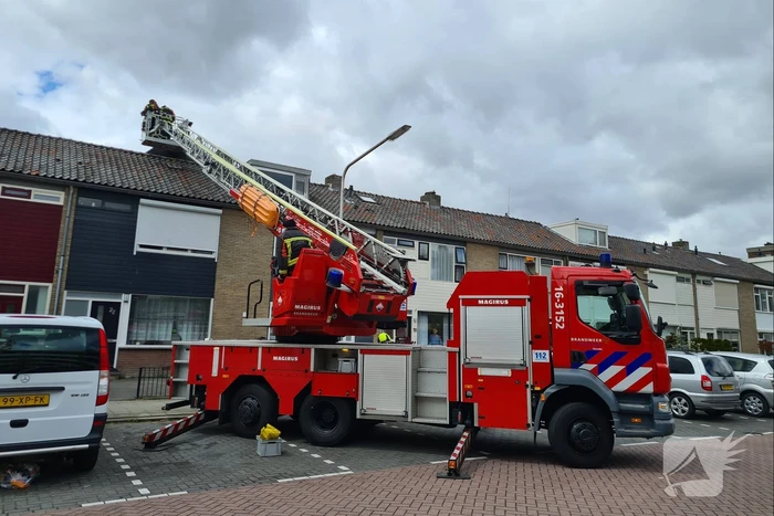 Dakbedekking waait van dakkapel van woning