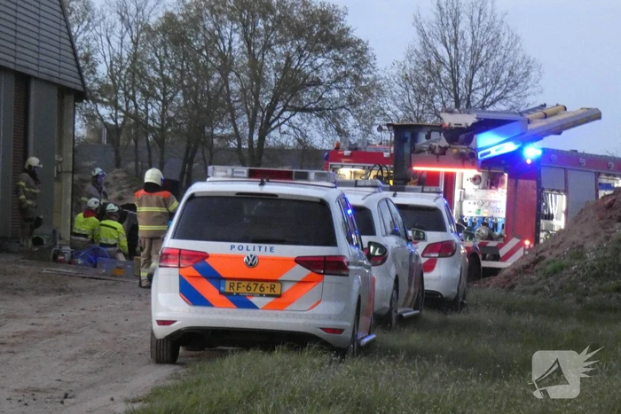 Persoon onder heftruck bekneld