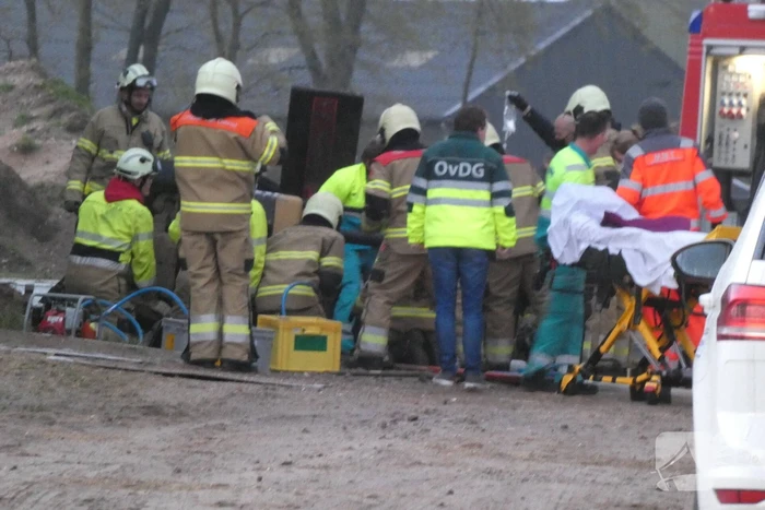 Persoon onder heftruck bekneld
