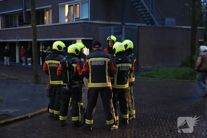 Personenauto kapot door explosie onder motorkap