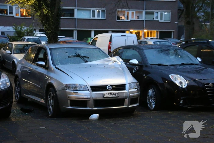 Personenauto kapot door explosie onder motorkap