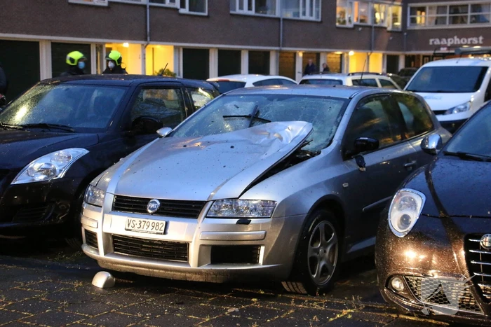 Personenauto kapot door explosie onder motorkap