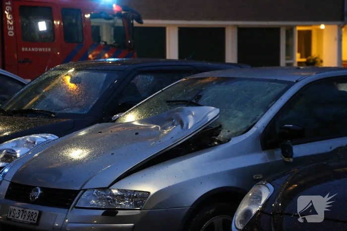 Personenauto kapot door explosie onder motorkap