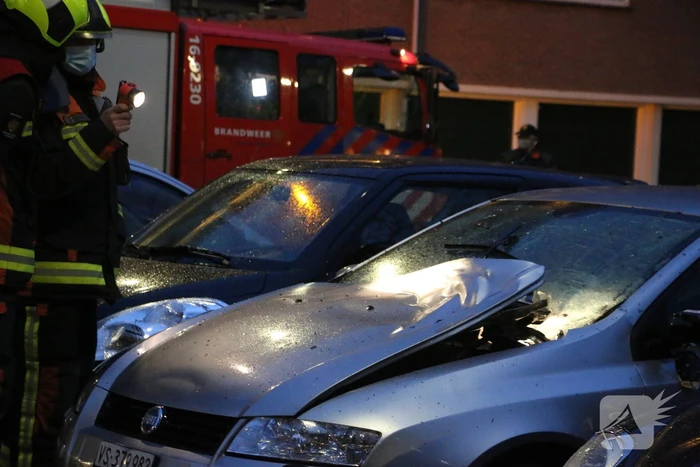 Personenauto kapot door explosie onder motorkap