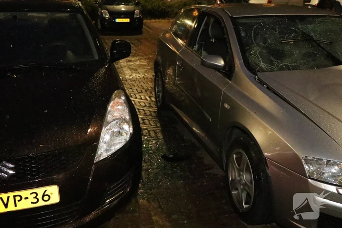 Personenauto kapot door explosie onder motorkap