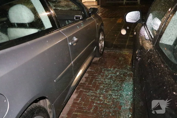 Personenauto kapot door explosie onder motorkap