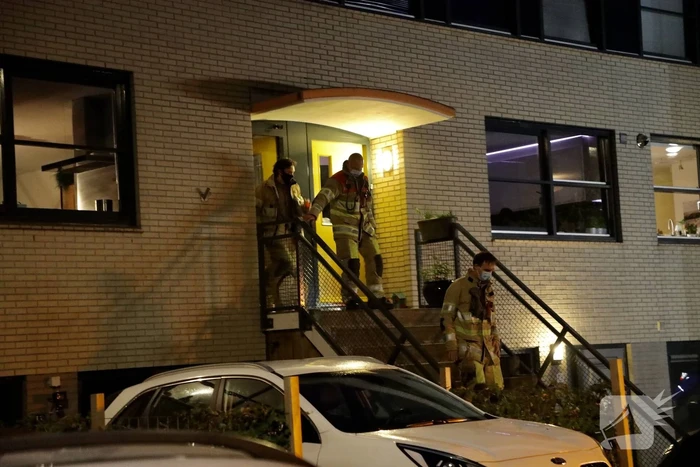 Brandweer verricht metingen bij woning