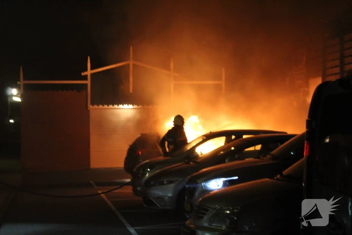 Brandweer blust autobrand