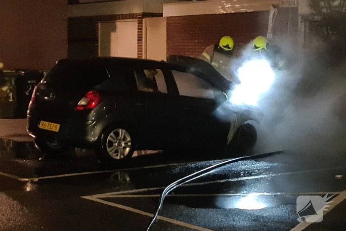 Brandweer blust autobrand