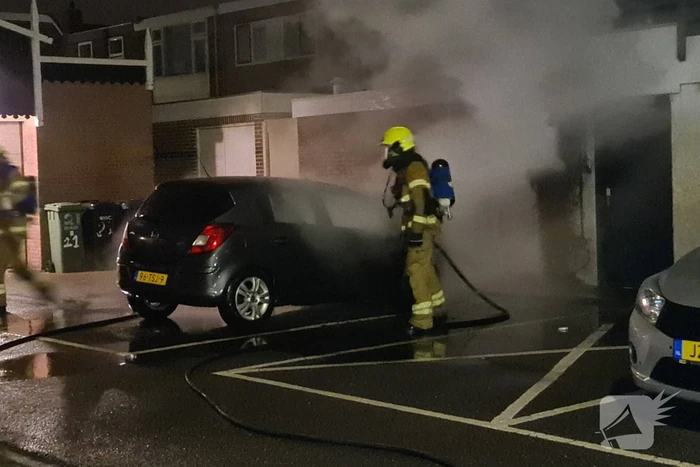 Brandweer blust autobrand